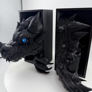 Dragon Book Nook 3D Printed | Fantasy Bookshelf Decor | Realistic Dragon Shelf Insert | Unique Gift for Book Lovers, DnD Decor, Geek Home