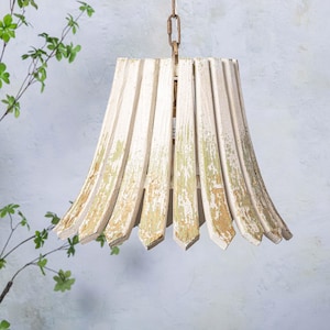 Holz Kronleuchter, Vintage Shabby Chic Beleuchtung, handgeschnitzte Pendelleuchte, Shabby Chic Deckenlampe, rustikale Bauernhaus Hängelampe.