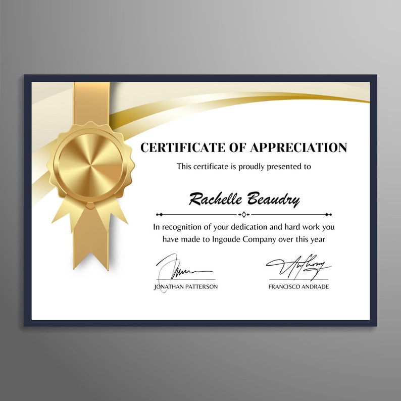Op de afbeelding: Een gouden certificaat van waardering met een gouden lint en zegel. Het certificaat wordt uitgereikt aan Rachelle Beaudry ter erkenning van haar toewijding en hard werken. Het certificaat is ondertekend door Jonathan Patterson en Francisco Andrade.