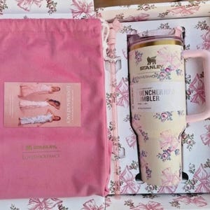 Refrescante navideño Stanley X Love Shack Fancy Holiday Quencher 40 oz - Rosa Beaux Pink Envío gratis imagen 1