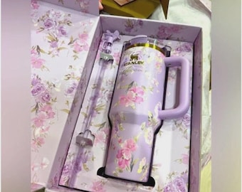 Vaso térmico Stanley LOVE SHACK FANCY de 40 oz con diseño de pensamientos felices, color morado.