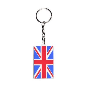 Puede incluir: Un llavero plateado con un dije rectangular que muestra la bandera de la Union Jack. La bandera es azul, roja y blanca.