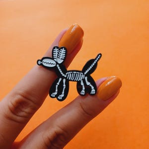 Xray balloon dog pin