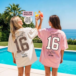 Könnte beinhalten: Zwei Oversize-T-Shirts, eines in Creme und eines in Rosa, mit dem Schriftzug "Sweet 16" auf der Rückseite. Das cremefarbene Shirt hat eine "16" im Leopardenmuster und den Namen "Tabea", das rosa Shirt eine weiße "16" mit schwarzem Rand und "Kathleen".