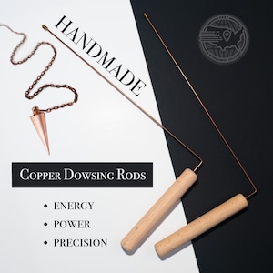 Puede incluir: Varillas de zahorí de cobre hechas a mano con mangos de madera y un péndulo de cobre. La imagen presenta las palabras "Handmade" y "Copper Dowsing Rods". Las varillas están diseñadas para la energía, el poder y la precisión.