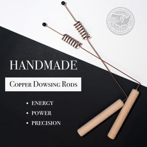 Può includere: Bacchette da rabdomanzia in rame fatte a mano con manici in legno e molle in rame avvolte. Le bacchette sono progettate per energia, potenza e precisione. L'immagine mostra le parole "Handmade" e "Copper Dowsing Rods".