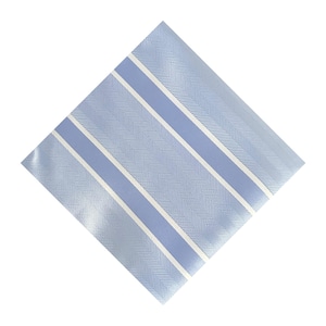 Puede incluir: Un pañuelo de bolsillo con estampado azul claro y blanco. El pañuelo está doblado en forma de diamante, con rayas diagonales azules claras y blancas. La tela tiene una sutil textura de espiga.