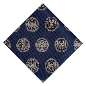 Puede incluir: Una taza de cerámica blanca con un asa negra y el texto "But First, Coffee" en negrita negra. La taza se encuentra sobre un fondo borroso, sugiriendo un ambiente acogedor.