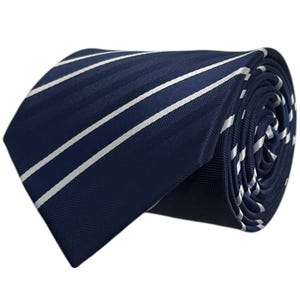 Può includere: Una cravatta arrotolata caratterizzata da una base blu navy profondo con una sottile trama a spina di pesce. La cravatta è decorata con sottili strisce diagonali bianche che corrono lungo il tessuto, creando un motivo pulito e strutturato.