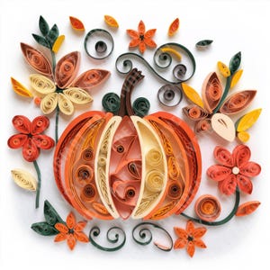 Op de afbeelding: Een papier-quilling kunstwerk van een pompoen omringd door oranje, gele en groene bloemen. De pompoen is gemaakt van gerolde papierstroken in tinten oranje, geel en crème.