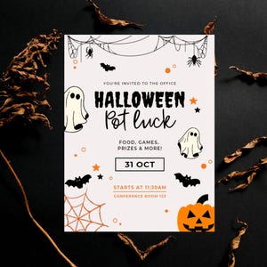 Puede incluir: Una invitación a una fiesta de Halloween con un fondo beige claro, con una telaraña negra, murciélagos, fantasmas y una calabaza. El texto dice "HALLOWEEN Pot luck" y "31 OCT".