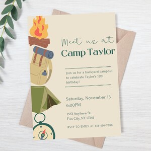 K&ouml;nnte beinhalten: Eine beige Einladungskarte mit gr&uuml;nem Text, der "Meet us at Camp Taylor" lautet. Die Karte zeigt Illustrationen eines Lagerfeuers, eines Rucksacks, eines Zeltes und eines Kompasses. Der Text auf der Karte enth&auml;lt Details zu einem Hinterhof-Campingausflug, um Taylors 12. Geburtstag zu feiern, das Datum und die Uhrzeit der Veranstaltung, die Adresse und RSVP-Informationen.