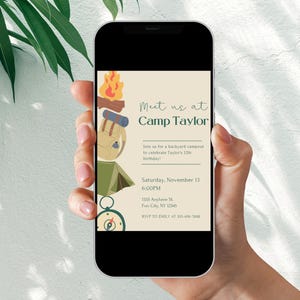K&ouml;nnte beinhalten: Eine digitale Einladung zu einer Geburtstagsfeier mit Camping-Thema. Die Einladung zeigt ein Lagerfeuer, ein Zelt, einen Kompass und einen Rucksack. Der Text auf der Einladung lautet "Meet us at Camp Taylor" und enth&auml;lt das Datum, die Uhrzeit und den Ort der Party.