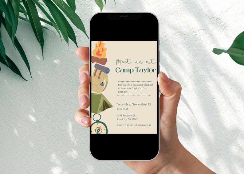 K&ouml;nnte beinhalten: Eine digitale Einladung zu einer Geburtstagsfeier mit Camping-Thema. Die Einladung zeigt ein Lagerfeuer, ein Zelt, einen Kompass und einen Rucksack. Der Text auf der Einladung lautet "Meet us at Camp Taylor" und enth&auml;lt das Datum, die Uhrzeit und den Ort der Party.