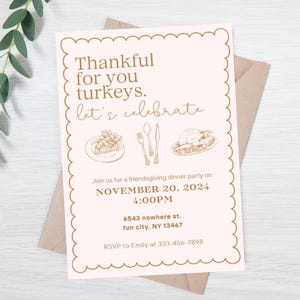 Könnte beinhalten: Eine rosa und weiße Einladung mit braunem, gewelltem Rand. Der Text lautet "Thankful for you turkeys. Let's celebrate." Die Einladung ist für eine Friendsgiving-Dinnerparty am 20. November 2024 um 16:00 Uhr. Die Adresse lautet 6543 nowhere st. fun city, NY 13467. RSVP an Emily unter 333-456-7898.