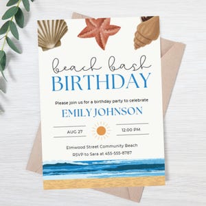 Op de afbeelding: Een witte uitnodigingskaart met een blauwe en witte strandscène aan de onderkant. De tekst luidt "beach bash BIRTHDAY" in blauw en zwart schrift. De uitnodiging is voor Emily Johnsons verjaardagsfeest op 27 augustus om 12:00 uur op Elmwood Street Community Beach. De RSVP-informatie is inbegrepen.