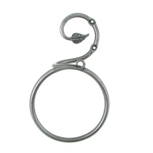 Puede incluir: Anillo de cortina de metal plateado con un diseño de hoja decorativo.