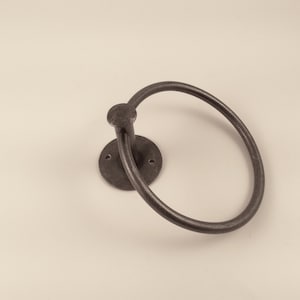 Round Based Towel Ring