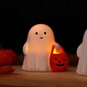 Söt spökpumpa med LED-värmeljus, Halloween-spöke i harts på skrivbordet, läskig heminredningslampa, liten bus- eller godis-spökehöstdekoration