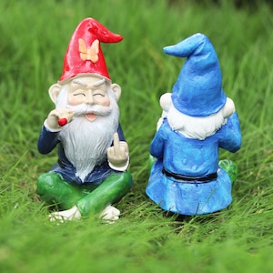 Estátua de gnomo de jardim para áreas externas, gnomo de dedo médio fumante para jardim de fadas, decoração de gnomo de jardim doméstico, presente divertido de ornamento de jardim para ele
