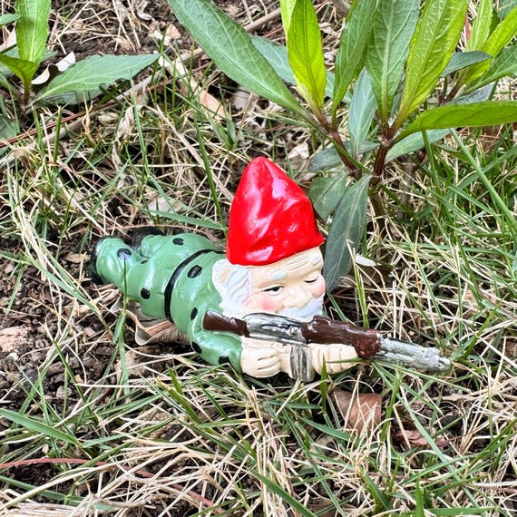 Grumps - Gnomo da giardino tradizionale con cappello rosso con cartello con scritta Go Away!, altezza 20 cm