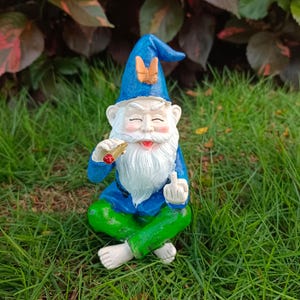 Estátua de gnomo de jardim para áreas externas, gnomo de dedo médio fumante para jardim de fadas, decoração de gnomo de jardim doméstico, presente divertido de ornamento de jardim para ele