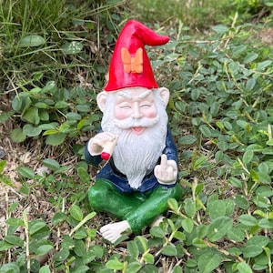Estátua de gnomo de jardim para áreas externas, gnomo de dedo médio fumante para jardim de fadas, decoração de gnomo de jardim doméstico, presente divertido de ornamento de jardim para ele