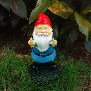 Estatueta de gnomo de jardim para áreas externas, anão raivoso com dedo médio para jardim de fadas, decoração de gnomo de jardim doméstico, ornamento de jardim divertido para ele