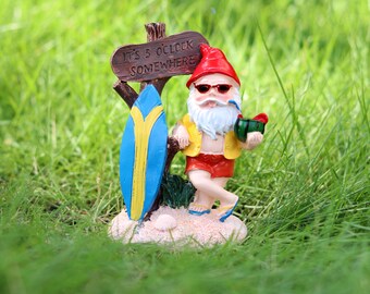 Gartenzwerg Outdoor Statue Figur, Urlaub Surfen Sonnenbrille Gnom mit Wassermelone für Fairy Garden, Hausgarten Gnome Decor, Geschenk für ihn