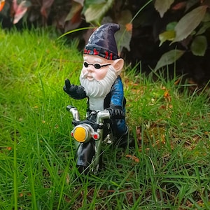 Gnomo engraçado de dedo médio em motocicleta, ornamento de gnomo rude, gnomo durão, estátua de gnomo motociclista, estatueta de gnomo de jardim ao ar livre, gangster