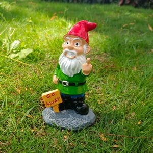 Go Away Gnome com estatueta de dedo médio, estátua de gnomo de jardim ao ar livre, gnomo de dedo médio para jardim de fadas, decoração divertida de gnomo de jardim doméstico