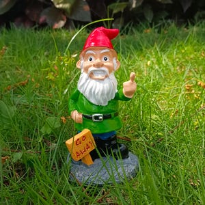 Go Away Gnome com estatueta de dedo médio, estátua de gnomo de jardim ao ar livre, gnomo de dedo médio para jardim de fadas, decoração divertida de gnomo de jardim doméstico
