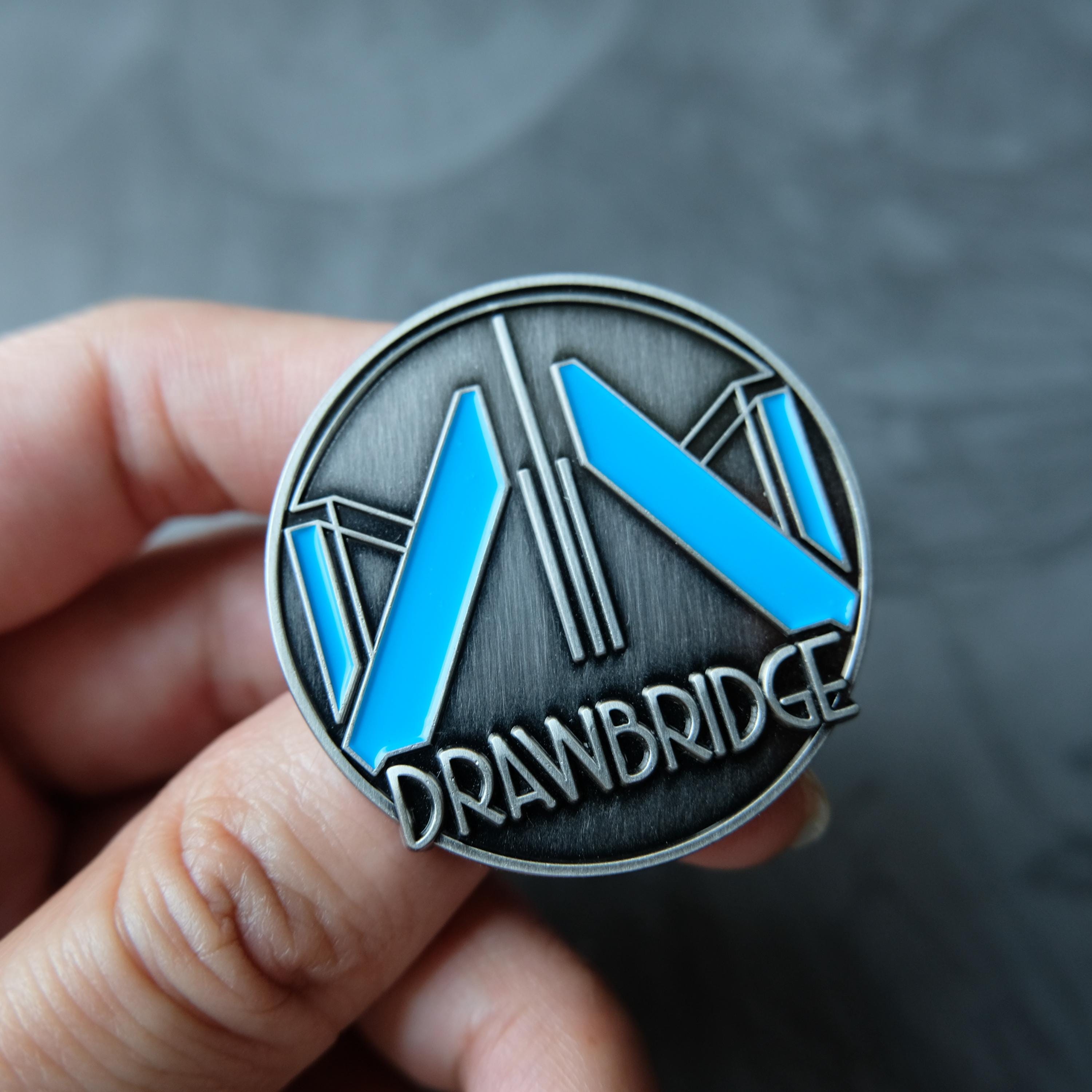 デス・ストランディング ドローブリッジバックパック エナメルピン