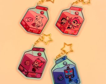 Puede incluir: Cuatro llaveros de personajes de dibujos animados coloridos con forma de cartón de leche. Cada llavero presenta un personaje diferente de la serie animada "Hazbin Hotel". Los personajes son Alastor, Angel Dust, Vox y un personaje parecido a un cerdo. Los llaveros están hechos de acrílico transparente con un fondo rosa, rojo, morado o azul.