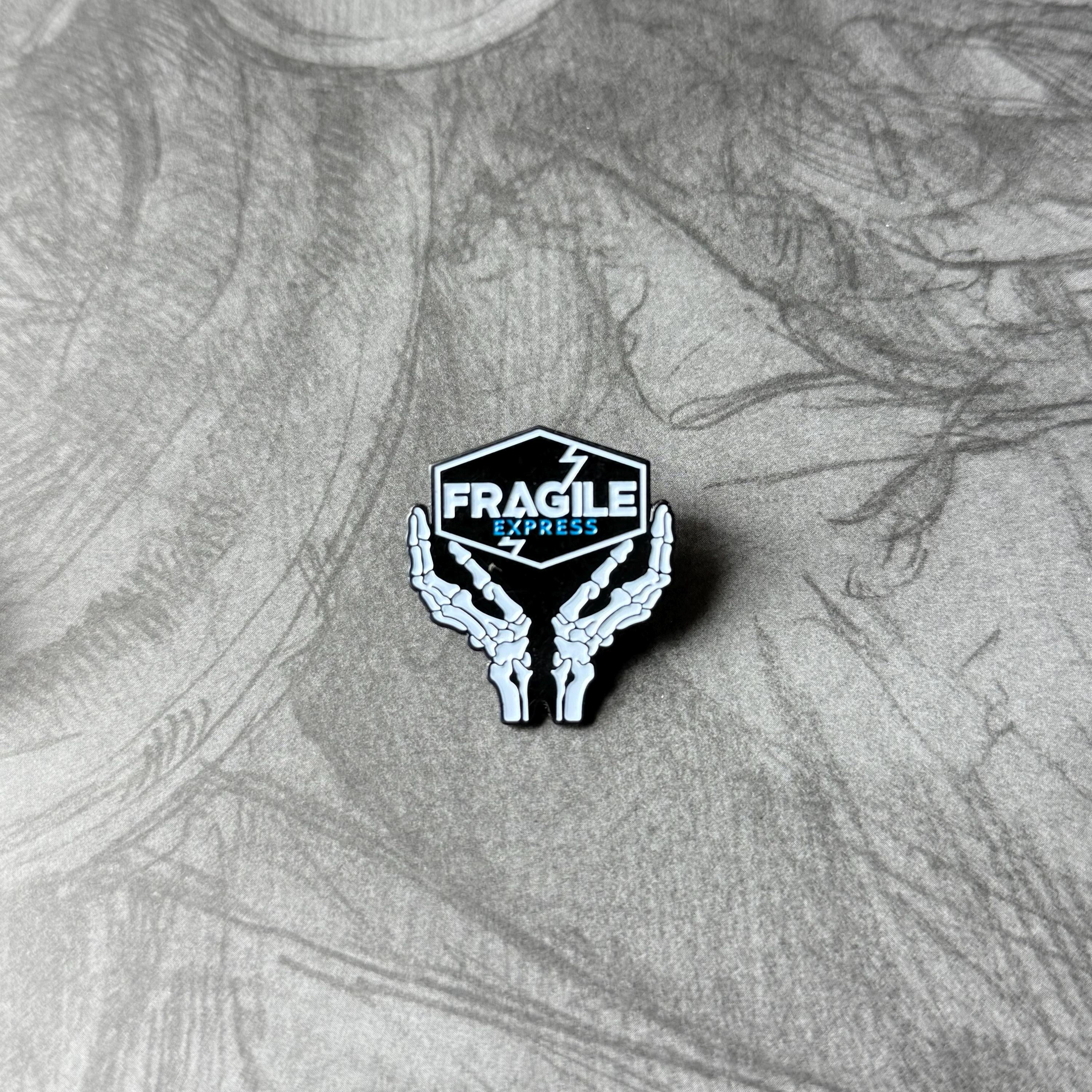 デス・ストランディング ドローブリッジバックパック エナメルピン