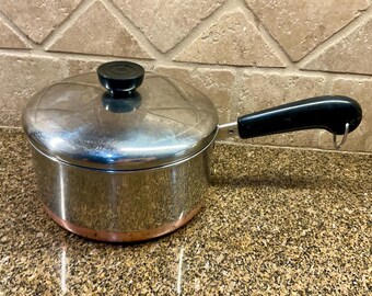 Olla vintage Revere Ware de 2 cuartos con fondo de cobre y tapa.