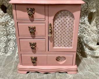 Portagioie in legno color rosa champagne riciclato, con dettagli dorati.