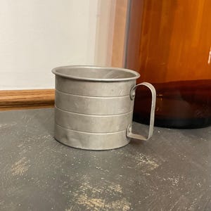 Aluminium Messbecher, 2 Becher Messbecher, Messbecher mit Griff, Vintage Aluminium Messbecher, Bauernhaus Küche, selten
