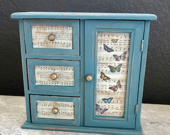 Portagioie vintage color verde acqua, decoupage a farfalla, armadio in legno riutilizzato