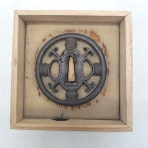 Puede incluir: Un juego de tres tazas de cerámica con acabado mate moteado. Las tazas son de color crema, gris claro y gris oscuro. Cada taza tiene un diseño simple y minimalista.