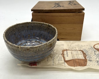 Japansk ugnsbränd teskål i blå glasyr med trälåda