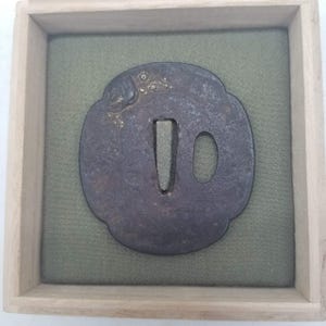 Tsuba japonaise antique en fer avec motif fleurs de prunier incrusté d'or
