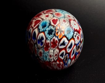 Pisapapeles vintage de cristal Millefiori - Pisapapeles vintage de cristal soplado a mano estilo Murano de la década de 1960, diseño floral rojo, azul y naranja, ideal para decoración de escritorio.