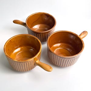 Cuencos de sopa vintage de cerámica azul John Pottery con asas - Tres platos de sopa marrones de mediados de siglo, cuencos de sopa estilo Tams, cuencos de la década de 1960, soperas inglesas