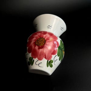 Pode incluir: Um conjunto de três canecas de cerâmica com acabamento fosco e salpicado. As canecas são em tons de creme, cinza claro e cinza escuro. Cada caneca tem um design simples e minimalista e uma alça arredondada.