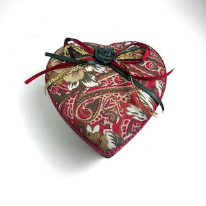 Coffret cadeau de bijoux rembourré rouge vintage Love Heart - Coffret cadeau de Noël rembourré en forme de coeur avec noeud