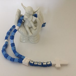 Rosario personalizzato blu e bianco realizzato con mattoncini Lego Regalo per Prima Comunione, Battesimo, Cresima Rosario blu, azzurro e bianco immagine 2