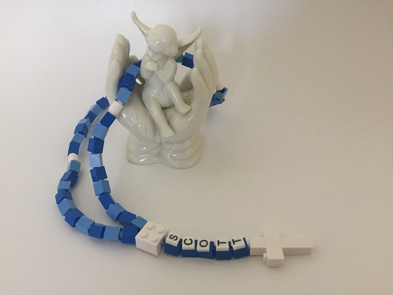 Rosario personalizzato blu e bianco realizzato con mattoncini Lego Regalo per Prima Comunione, Battesimo, Cresima Rosario blu, azzurro e bianco immagine 2