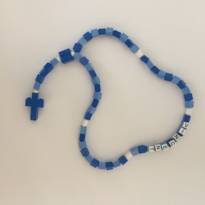 Rosario personalizzato blu e bianco realizzato con mattoncini Lego Regalo per Prima Comunione, Battesimo, Cresima Rosario blu, azzurro e bianco immagine 7