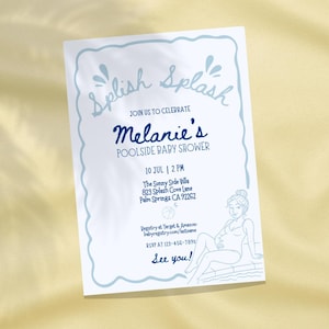 Puede incluir: Una invitación de baby shower azul claro con las palabras "Splish Splash". La invitación dice "Poolside Baby Shower de Melanie" con detalles del evento e información de RSVP. Un dibujo de una mujer está en la parte inferior.